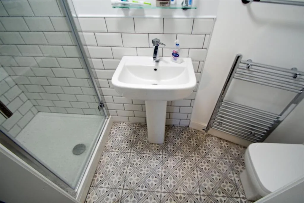 6 bedroom semi-detached house for rent