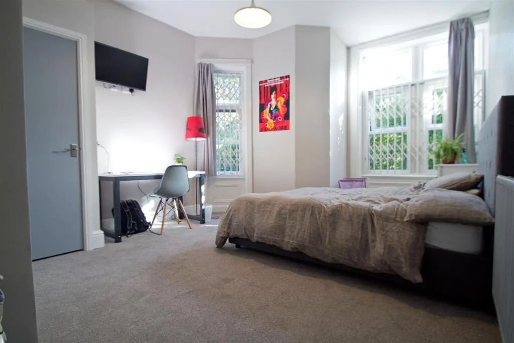 6 bedroom semi-detached house for rent