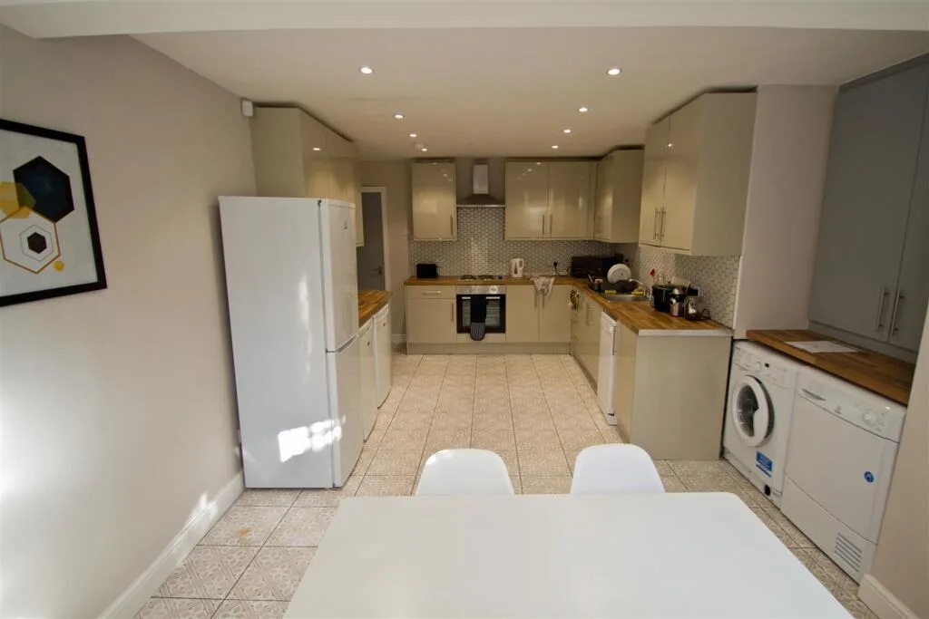 6 bedroom semi-detached house for rent