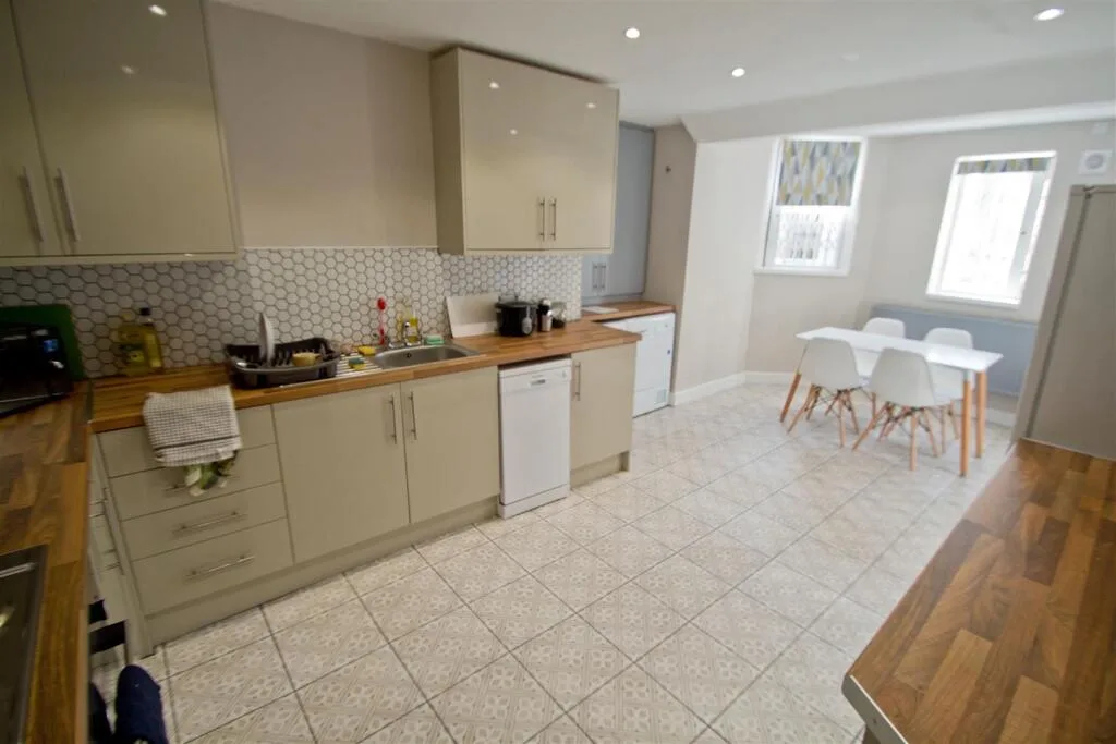 6 bedroom semi-detached house for rent
