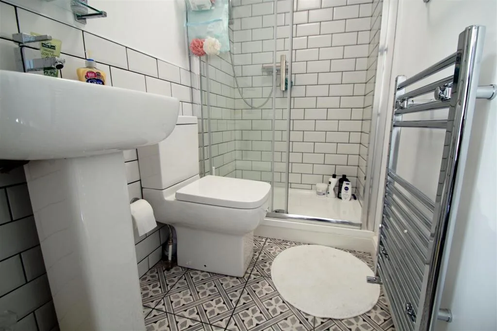 6 bedroom semi-detached house for rent