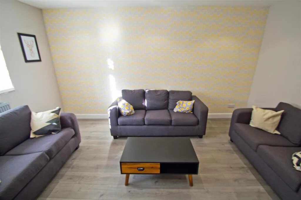 6 bedroom semi-detached house for rent