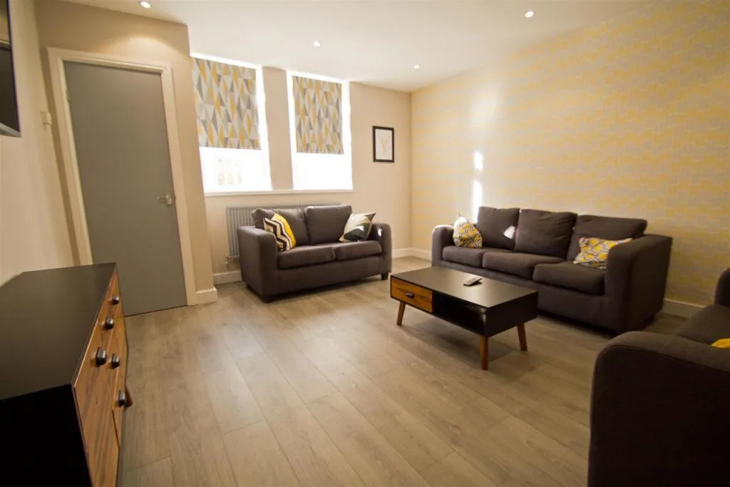 6 bedroom semi-detached house for rent