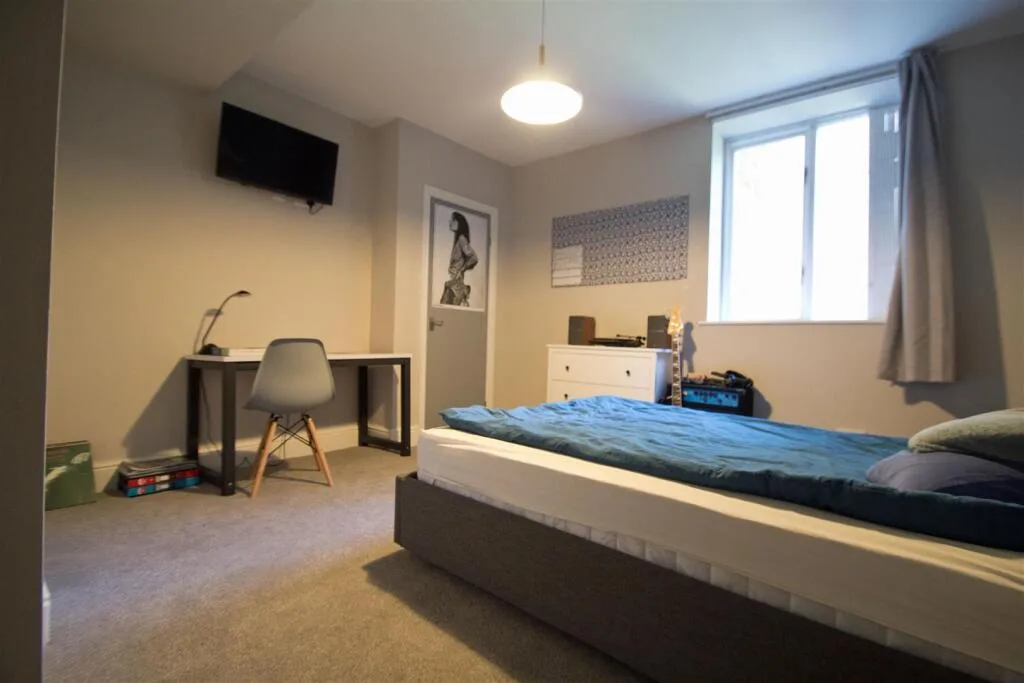 6 bedroom semi-detached house for rent