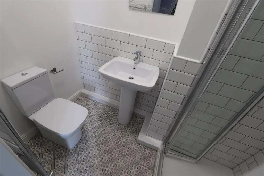 6 bedroom semi-detached house for rent