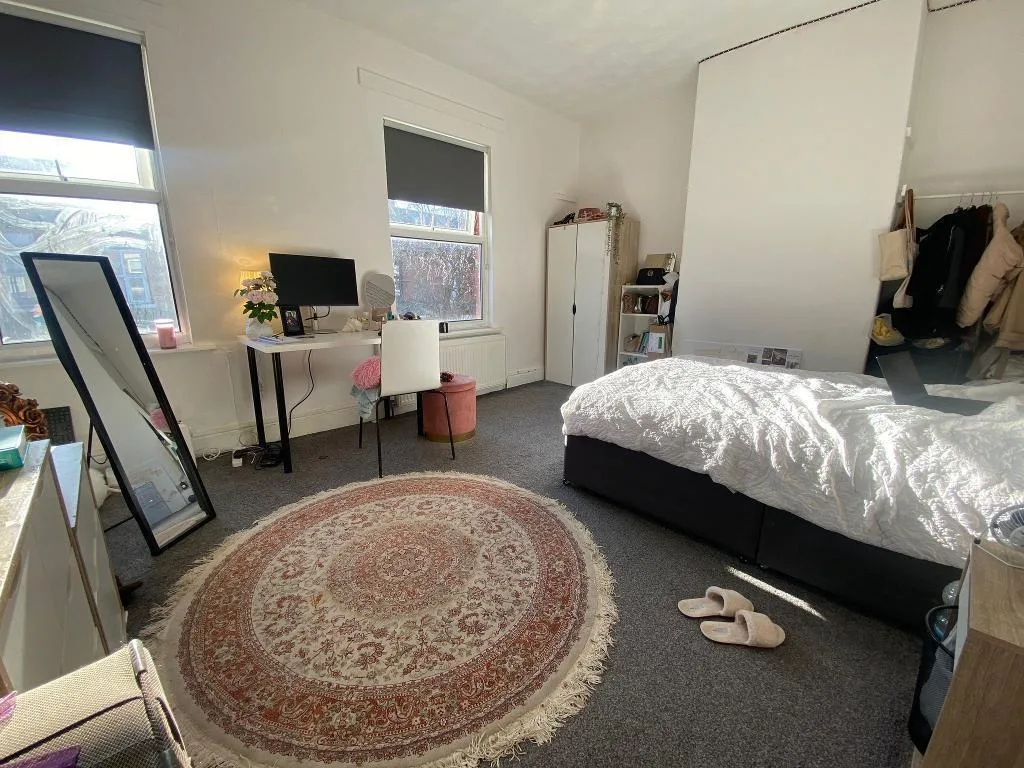 5 bedroom semi-detached house for rent