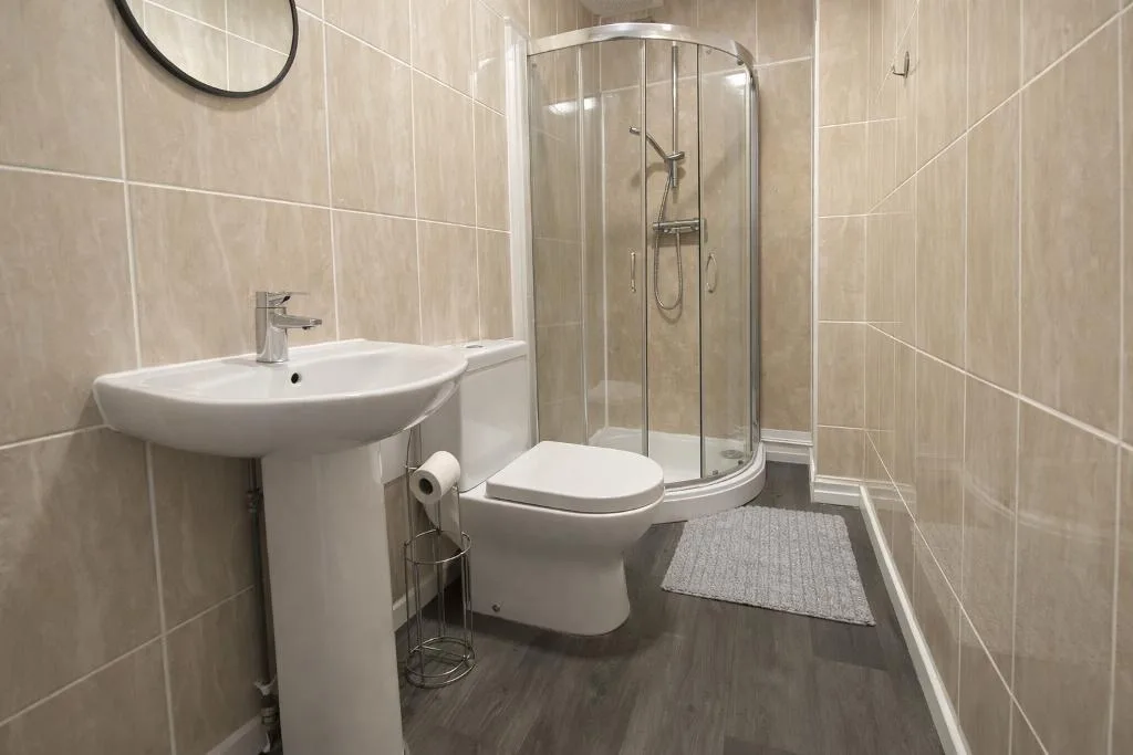 5 bedroom semi-detached house for rent