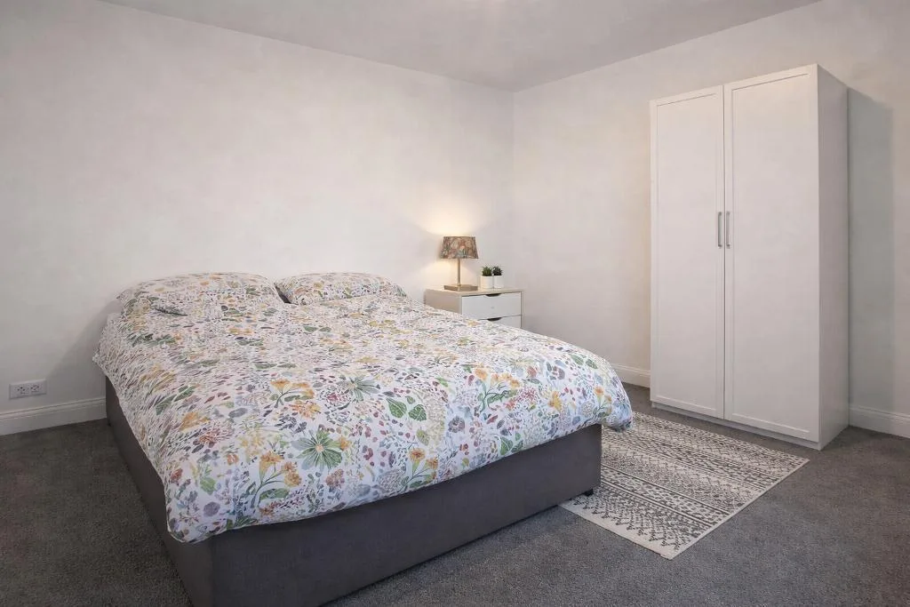 5 bedroom semi-detached house for rent