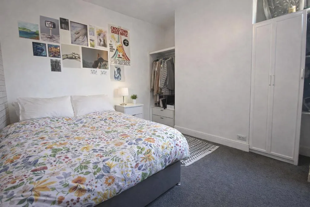5 bedroom semi-detached house for rent