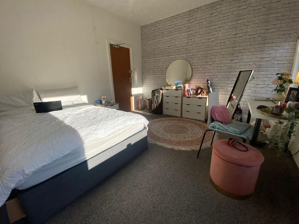 5 bedroom semi-detached house for rent