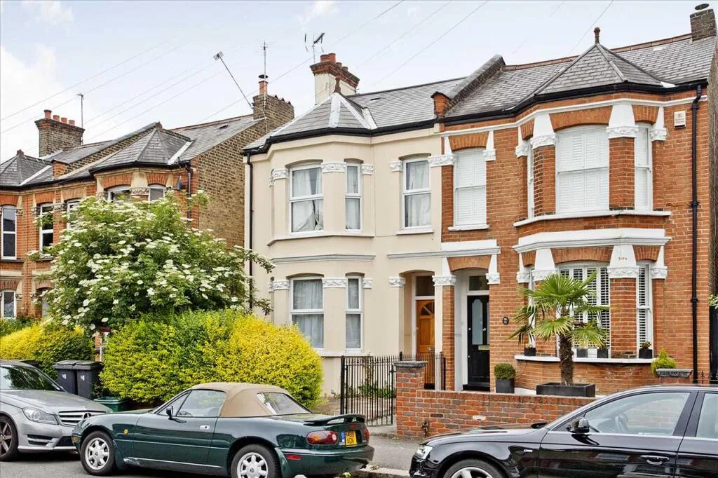 5 bedroom semi-detached house for rent