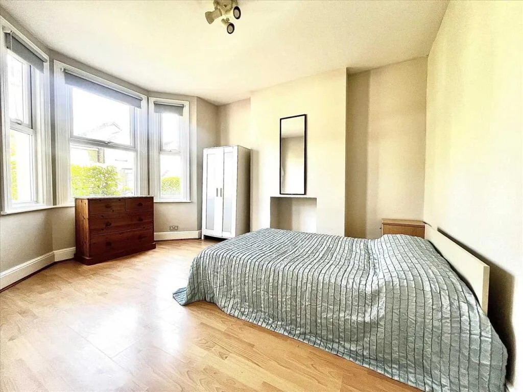 5 bedroom semi-detached house for rent