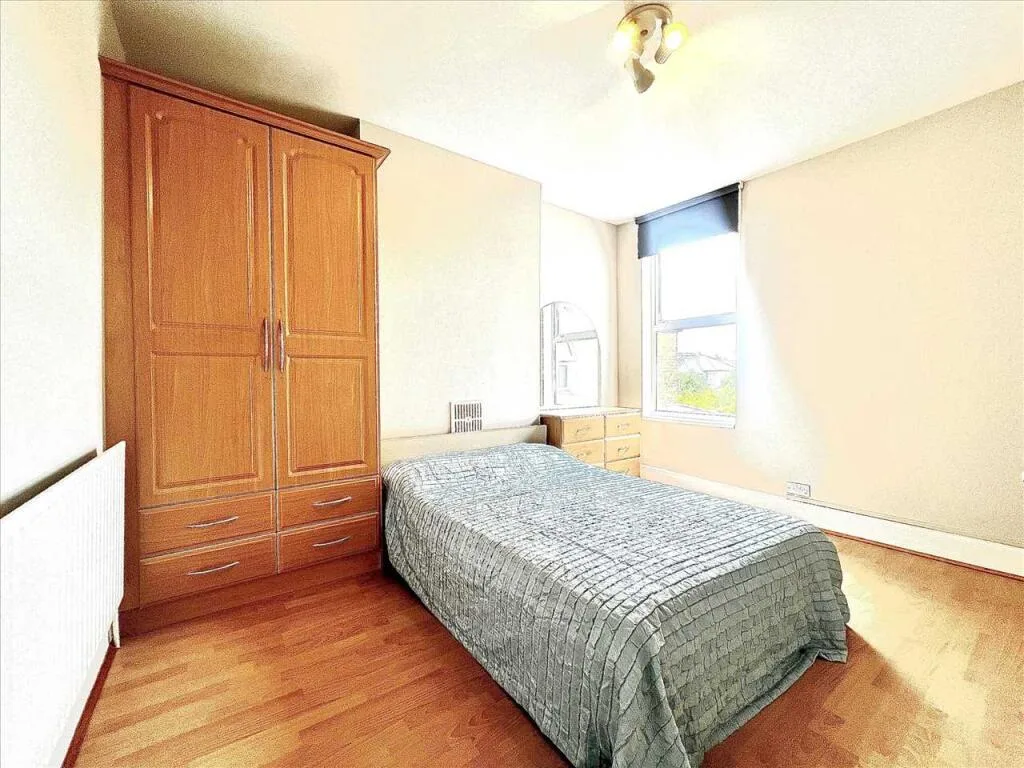 5 bedroom semi-detached house for rent