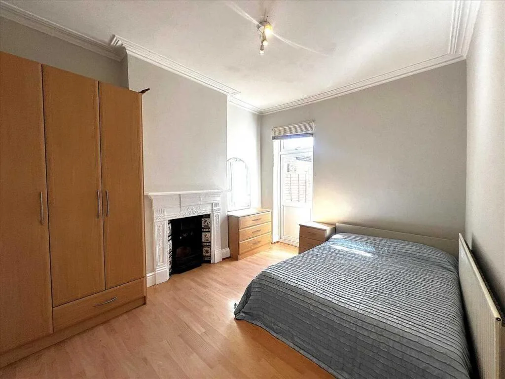 5 bedroom semi-detached house for rent