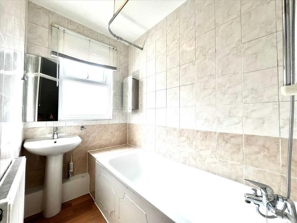 5 bedroom semi-detached house for rent
