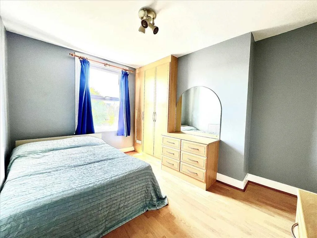 5 bedroom semi-detached house for rent