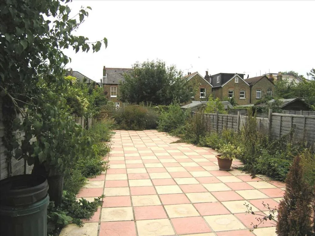 5 bedroom semi-detached house for rent