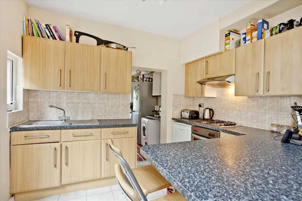 5 bedroom semi-detached house for rent