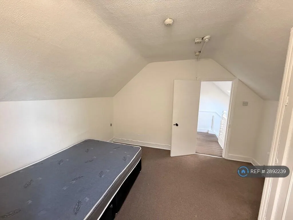 2 bedroom maisonette for rent