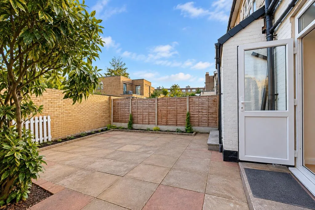 4 bedroom end of terrace house for rent