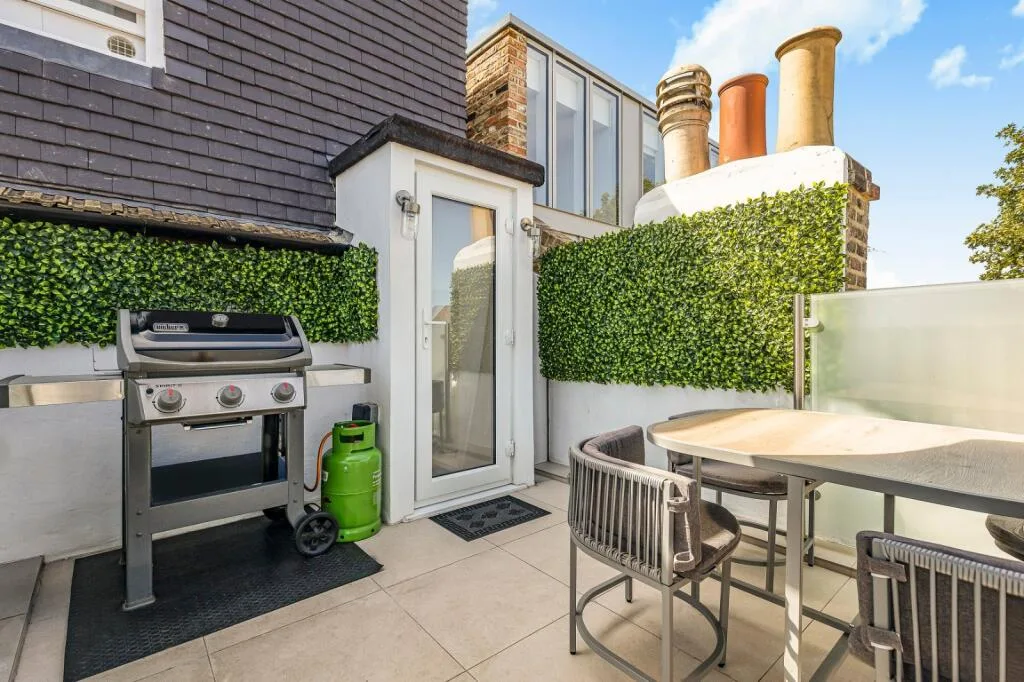 3 bedroom flat for rent