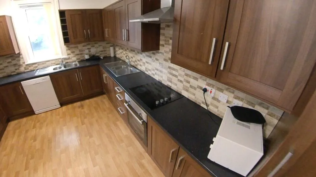9 bedroom semi-detached house for rent