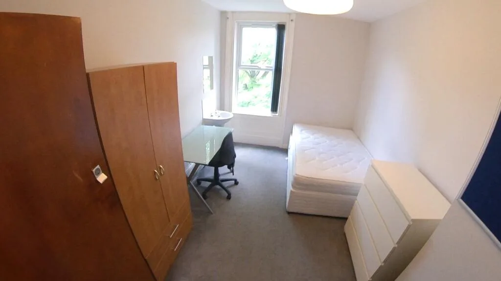 9 bedroom semi-detached house for rent