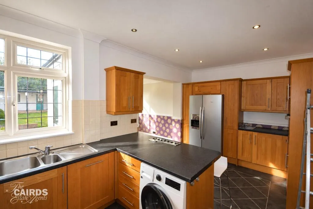 4 bedroom end of terrace house for rent