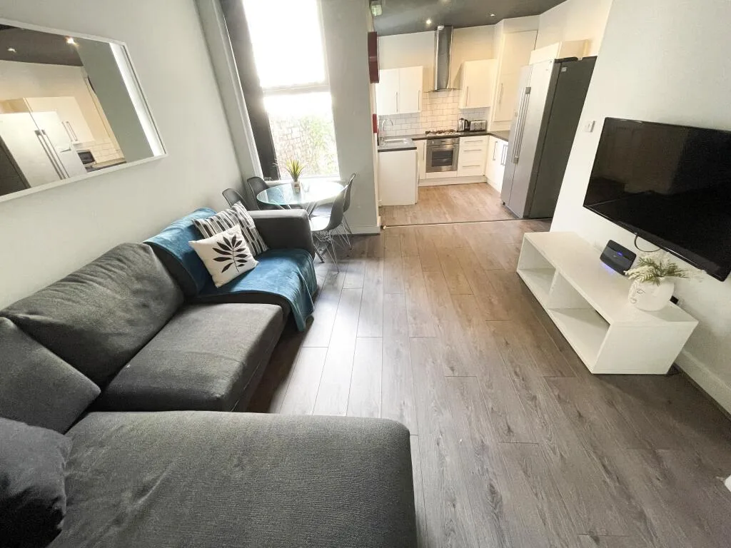 5 bedroom terraced house for rent
