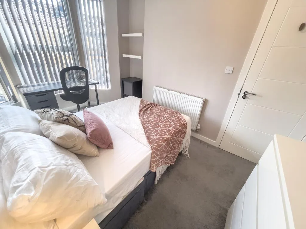 5 bedroom terraced house for rent