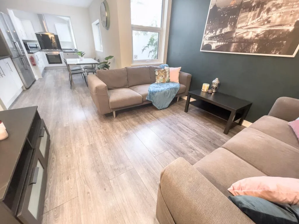 5 bedroom terraced house for rent