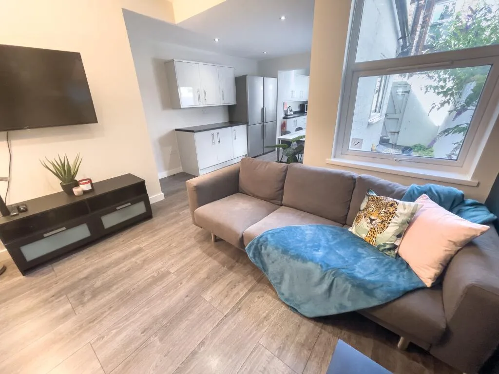 5 bedroom terraced house for rent