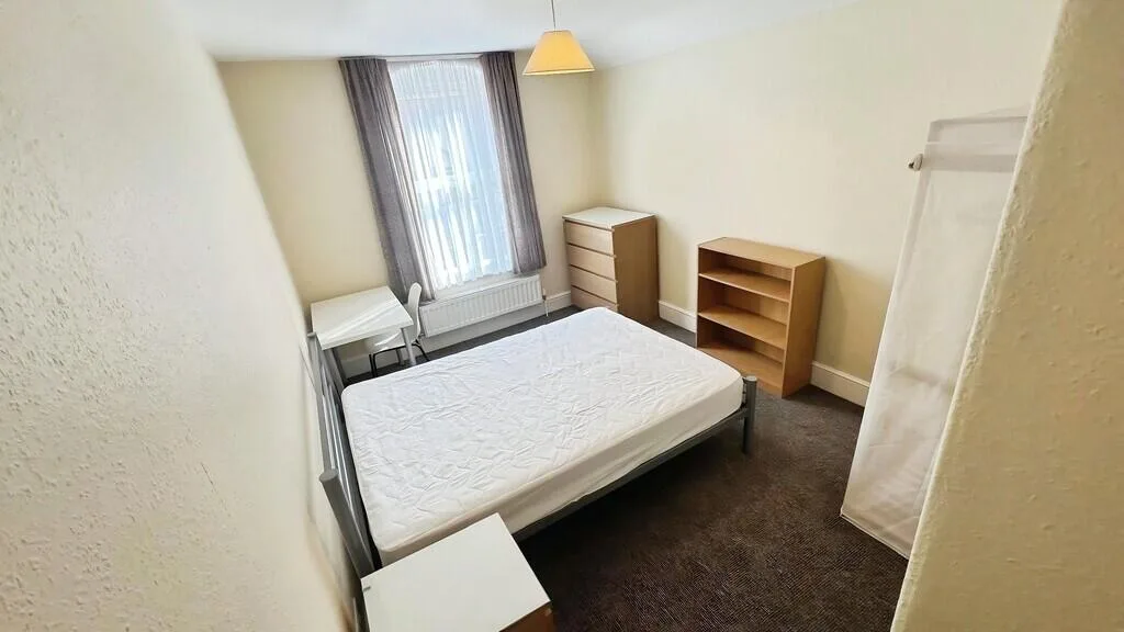 5 bedroom terraced house for rent