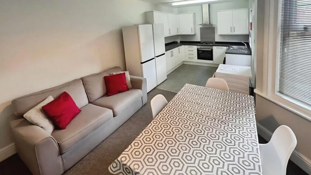 5 bedroom terraced house for rent