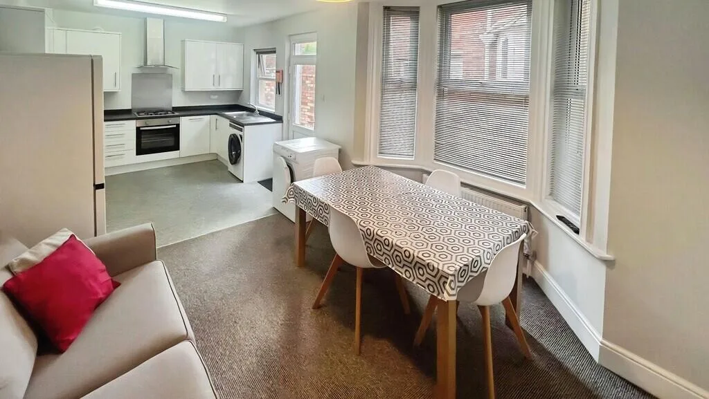 5 bedroom terraced house for rent