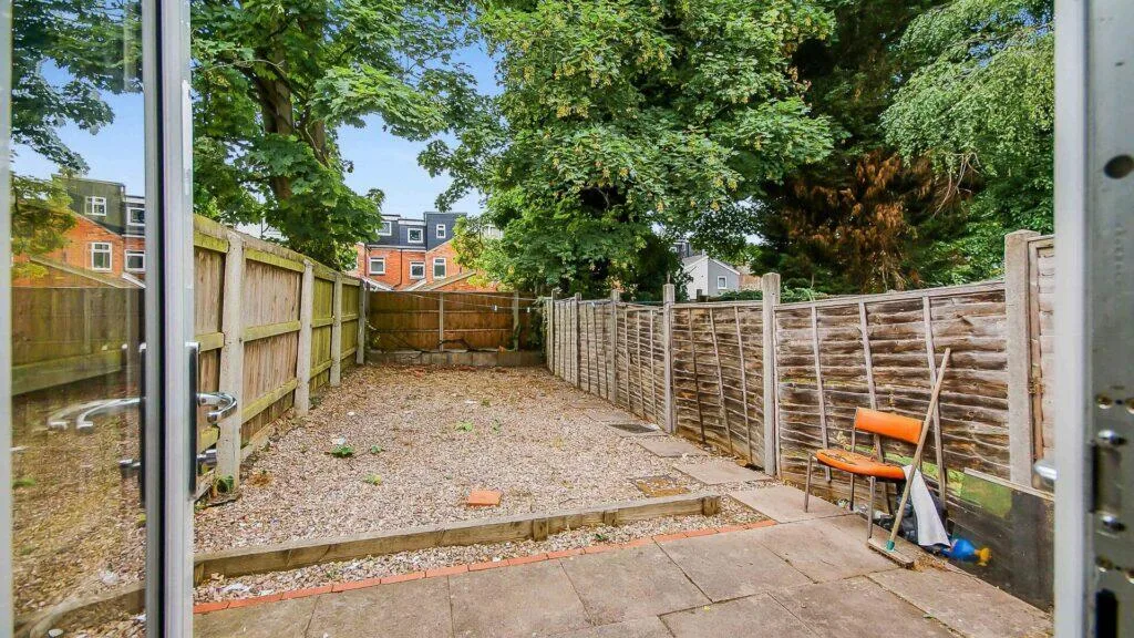 5 bedroom terraced house for rent