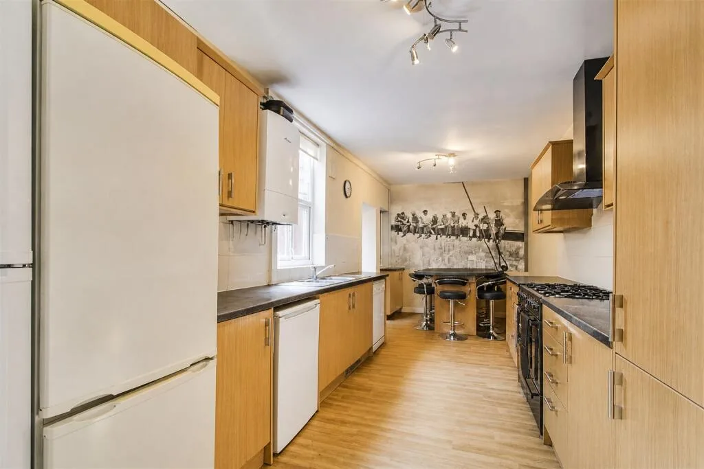 8 bedroom terraced house for rent