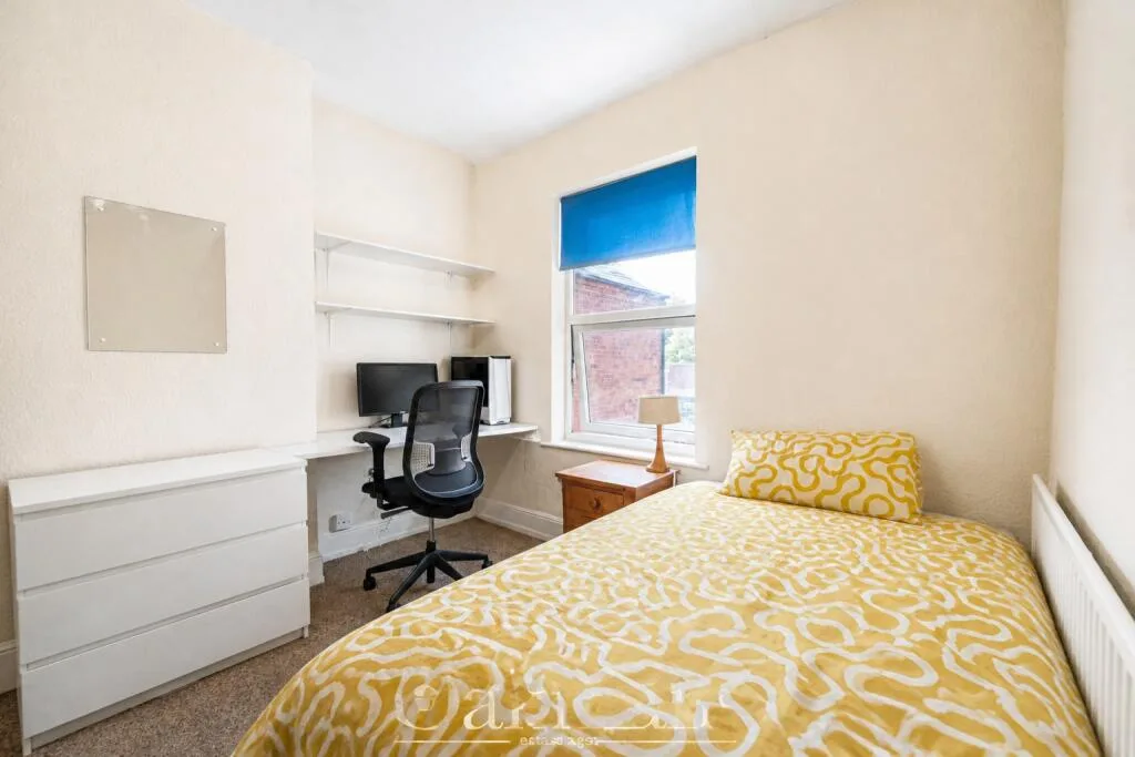 8 bedroom terraced house for rent