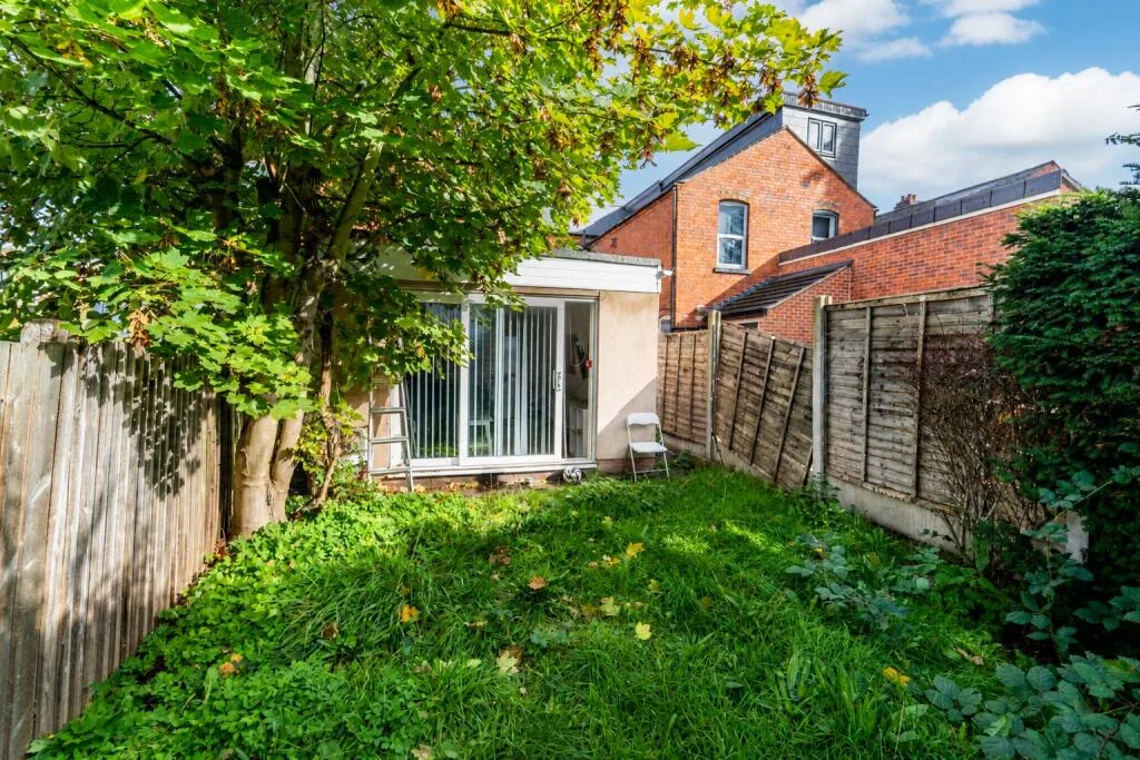 8 bedroom terraced house for rent