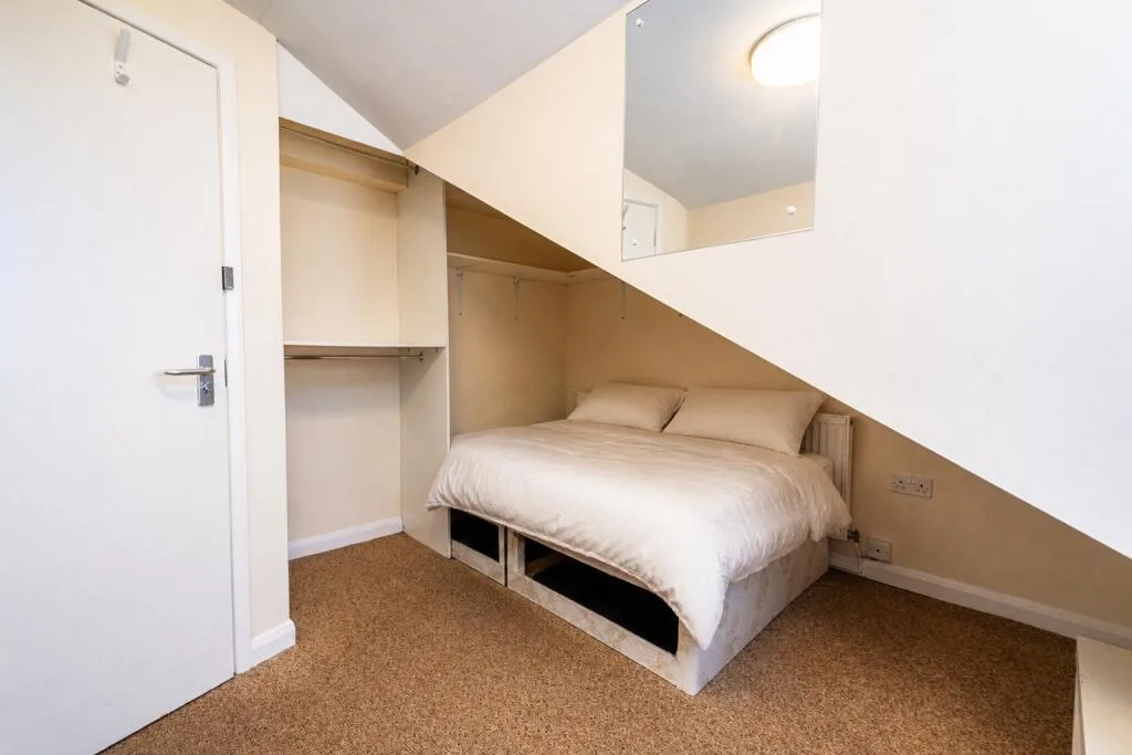 8 bedroom terraced house for rent