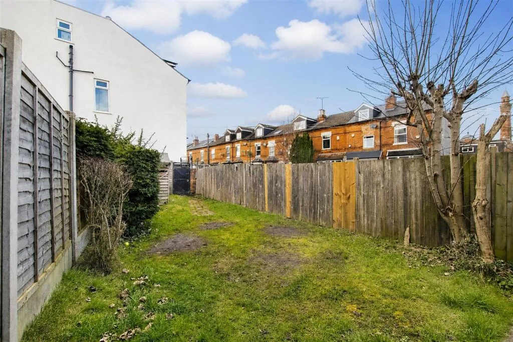 8 bedroom terraced house for rent