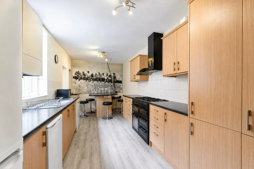 8 bedroom terraced house for rent