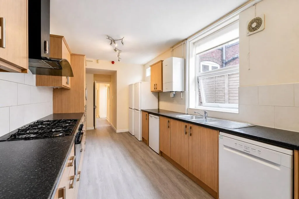8 bedroom terraced house for rent