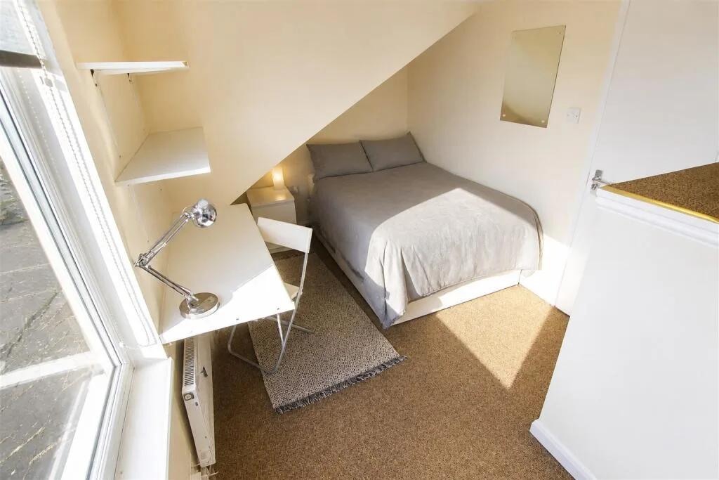 8 bedroom terraced house for rent