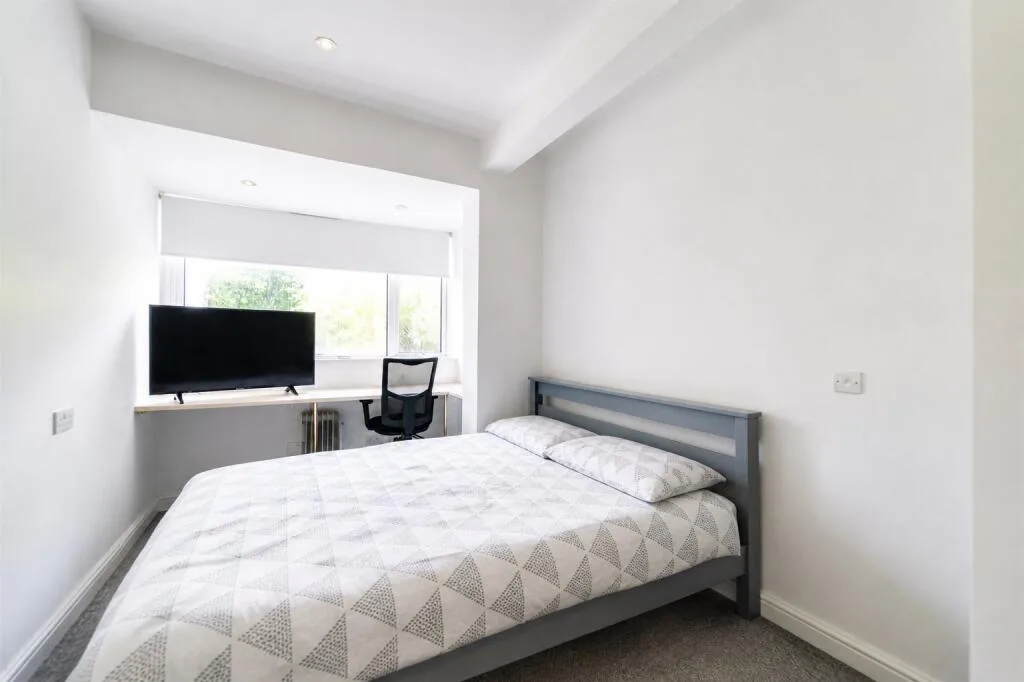 8 bedroom semi-detached house for rent