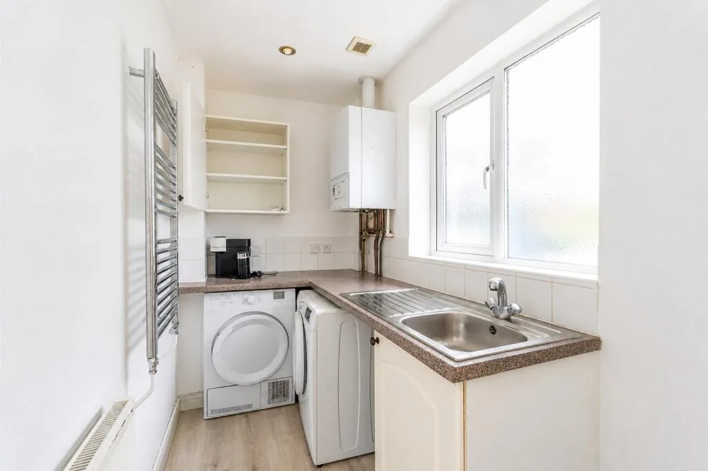 8 bedroom semi-detached house for rent