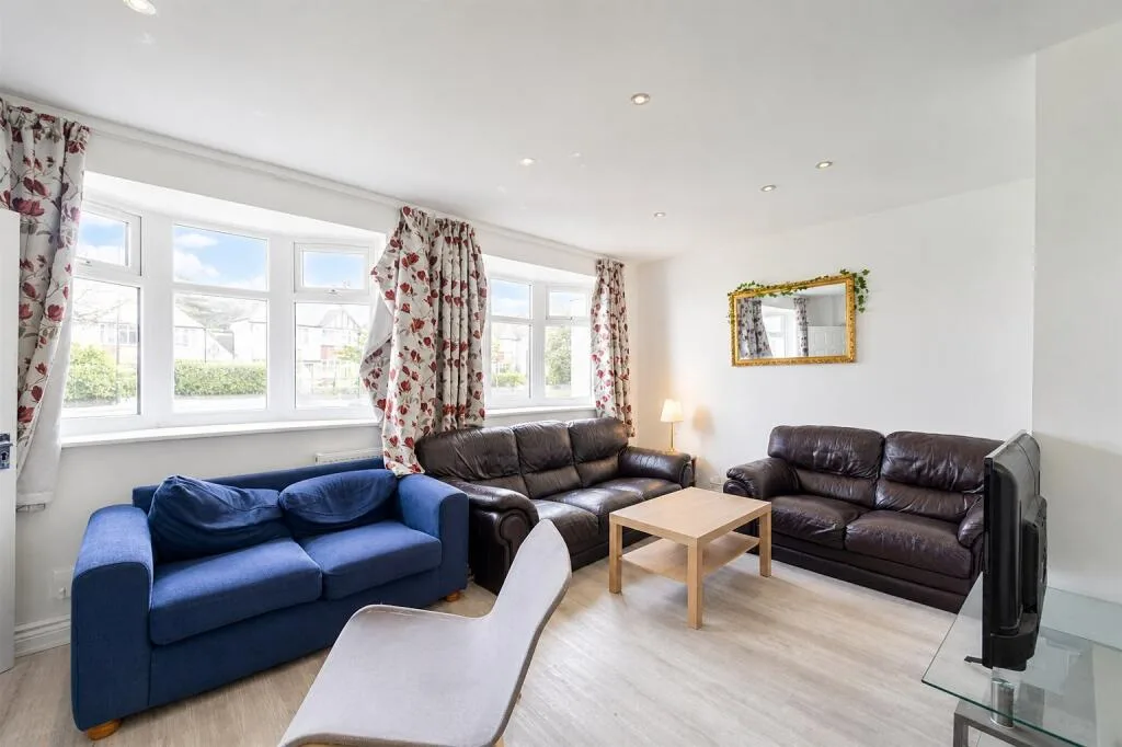 8 bedroom semi-detached house for rent