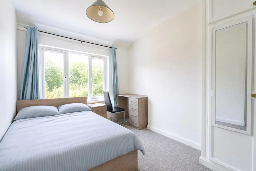 8 bedroom semi-detached house for rent