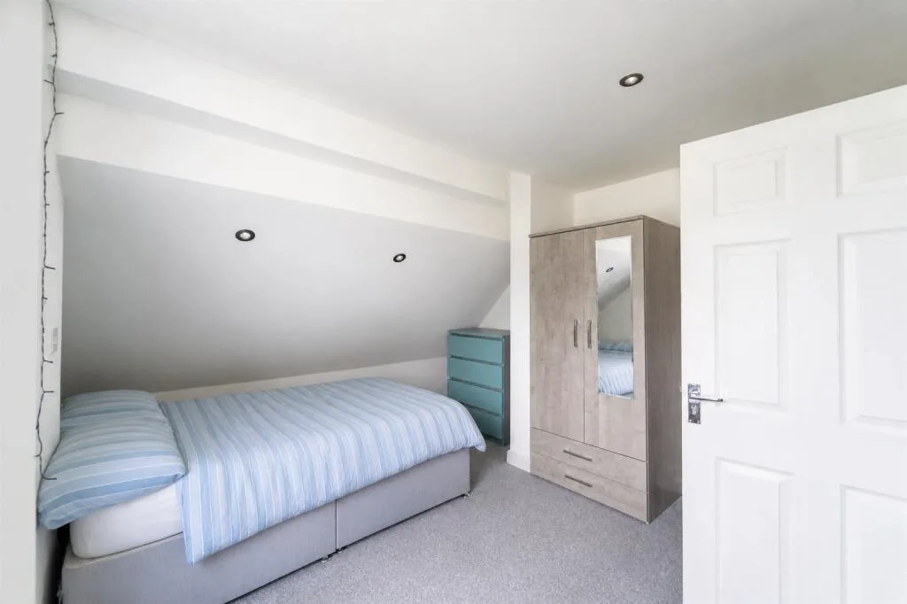 8 bedroom semi-detached house for rent
