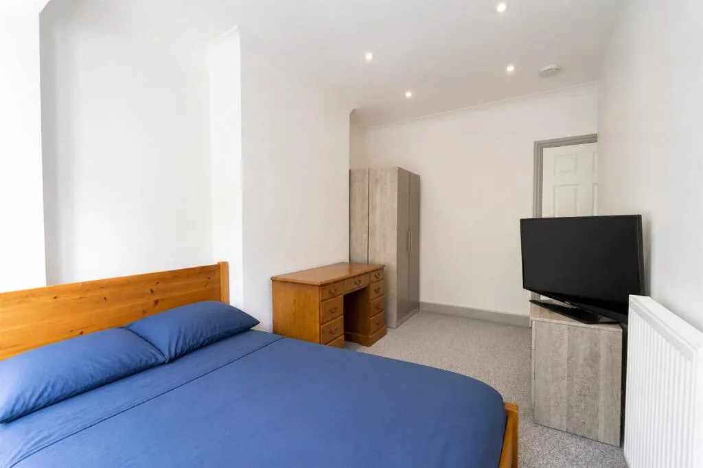 8 bedroom semi-detached house for rent